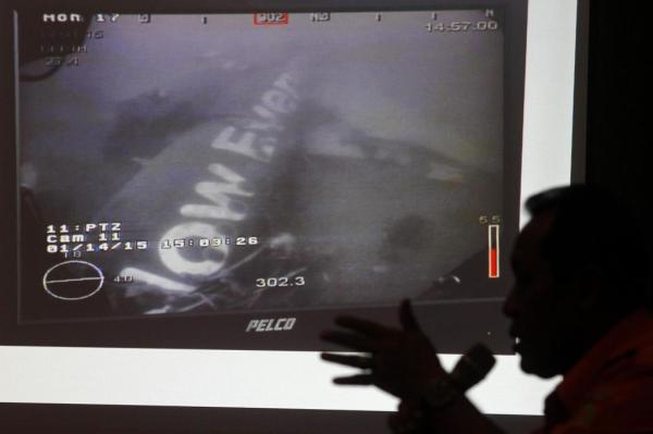 這是1月14日新加坡國(guó)防部長(zhǎng)黃永宏在其社交網(wǎng)站上傳的亞航失事航班QZ8501機(jī)身照片。