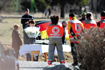 29日，法國塞訥鎮(zhèn)，搜救人員和遇難者家屬一同向遇難者致哀。