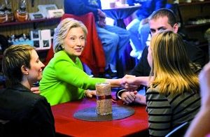 在宣傳片中，希拉里熱情地與三名“普通美國(guó)人”交談。