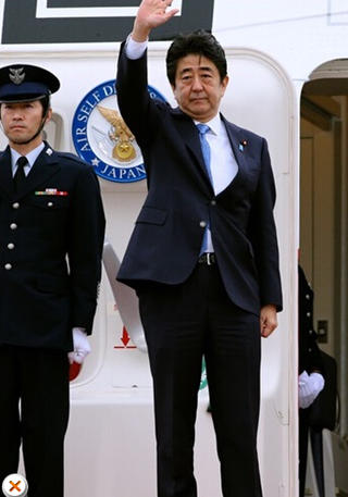 安倍在機(jī)場(chǎng)告別，面色凝重