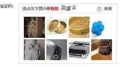 澎湃新聞?dòng)浾邚蔫F路上海站了解到，目前窗口售票采用的系統(tǒng)與12306網(wǎng)購(gòu)不同，購(gòu)票者通過身份證件的驗(yàn)證，即可購(gòu)票。根據(jù)往年經(jīng)驗(yàn)，每年臘月二十三到二十九的火車票最為緊俏，對(duì)應(yīng)的網(wǎng)絡(luò)購(gòu)票日期為12月4日至10日，春運(yùn)火車票搶票也進(jìn)入最白熱化的狀態(tài)。對(duì)此，鐵路部門提醒，如果沒能在第一時(shí)間買到票，旅客不妨在起售時(shí)間30分鐘后、開車前15天和開車前1天三個(gè)時(shí)間點(diǎn)“撿漏”，可能會(huì)有意外的收獲。