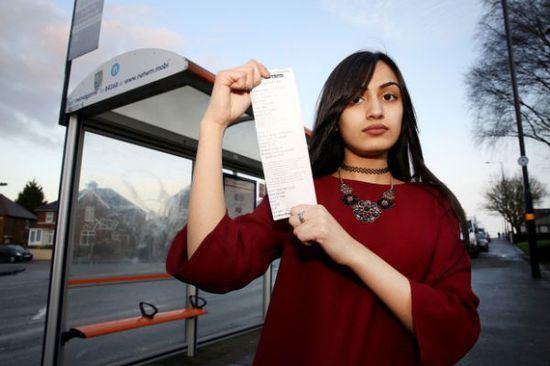 事發(fā)當(dāng)時(shí)薩迪克并未帶任何身份證件，無法證實(shí)自己真的只有15歲，百口莫辯的她，最后只好在全車乘客的注目下被趕下車和罰款，被迫走路回家。