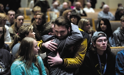 2月21日，美國密歇根州卡拉馬祖縣，連環(huán)槍擊案發(fā)生后，民眾在教堂禱告。