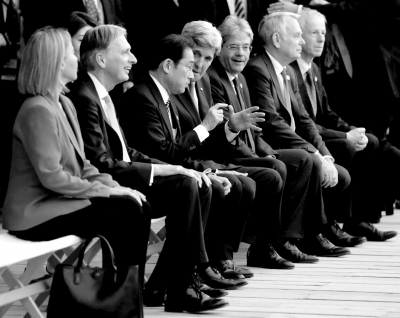 10日，七國外長觀看日本傳統(tǒng)歌舞表演期間，美國國務(wù)卿克里與日本外相岸田文雄在交頭接耳