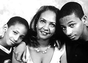 謝赫（右）和弟弟馬哈茂德（左）與母親合影。