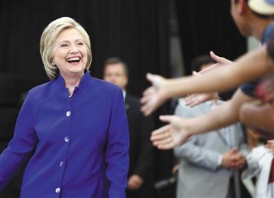 當(dāng)?shù)貢r(shí)間6日，美國(guó)加利福尼亞州長(zhǎng)灘市，心情大好的希拉里與支持者互動(dòng)。 圖/CFP