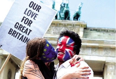 一對情侶用行動(dòng)支持“留歐”。