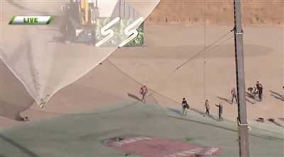 艾金斯成功落到一個(gè)1/3足球場(chǎng)大小的安全網(wǎng)上。