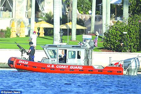 裝載了機(jī)關(guān)槍的海岸巡邏隊船只在來回巡邏