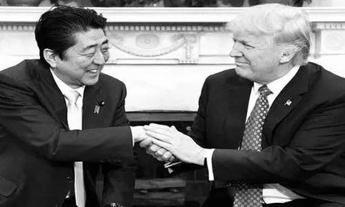 本來來訪者還應(yīng)包括墨西哥總統(tǒng)培尼亞·涅托的。但特朗普簽署行政令稱要在美國和墨西哥之間建墻，還要向墨西哥出口到美國的商品加征20%關(guān)稅的行為惹怒了墨西哥人。