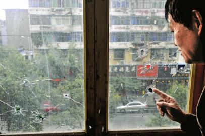 10月17日，朱先生家窗戶(hù)被擊穿。