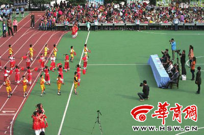 昨日，部分學生演員身著短袖短褲在表演節(jié)目 本報記者張欣攝