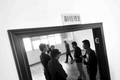  副經(jīng)理室裝修得相當(dāng)豪華，稱得上“土豪”級(jí)別