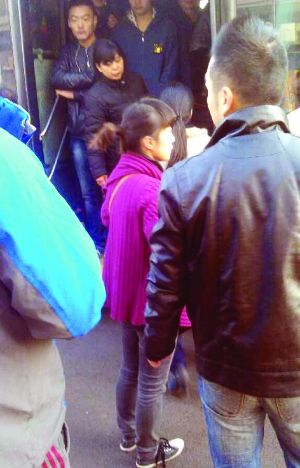 現(xiàn)場僵持不下，穿玫紅色衣服女子要車上乘客給她道歉