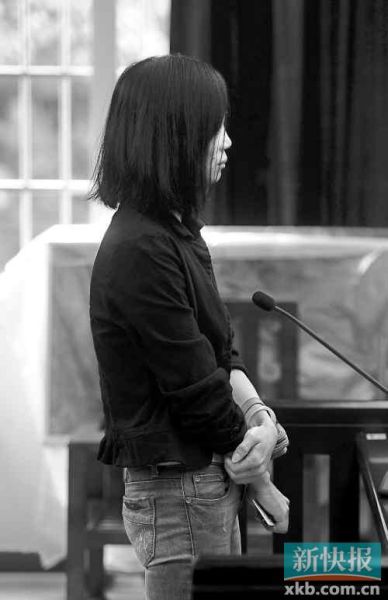 昨日，何敏在庭上抿著嘴不停抹眼淚。新快報記者孫毅/攝