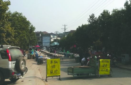 簡陽董家埂鄉(xiāng)，主干道被占道擺酒席