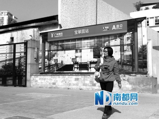 不少行人將這幅畫誤認(rèn)為是真地鐵站。南都記者 單小亮 攝