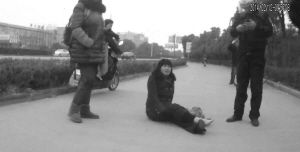 鄭大姐坐在地上，警方趕到進(jìn)行施救。（視頻截圖由警方提供）