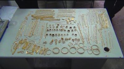 警方追回的被搶金首飾，有172件，2200多克。其余的都被嫌疑人變賣，用來購買手機(jī)的汽車。