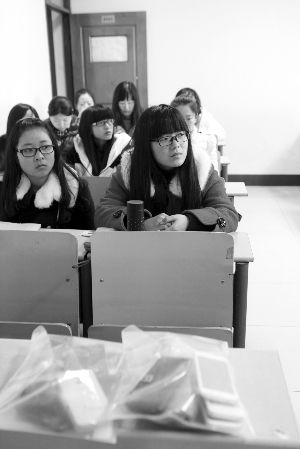 在限時斷網(wǎng)前，江大已有發(fā)起拒絕手機低頭族活動，圖為設(shè)立了手機暫存袋的課堂 吳奕 攝