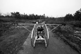 3月12日，汨羅白塘鄉(xiāng)趕洲村，李厚勝坐在他的“魚鷹直升機”上。圖/記者謝長貴