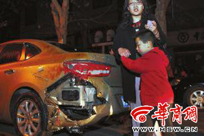 豐慶路226號(hào)的足浴店起火殃及樓下車輛，一個(gè)車主將車搶救出來(lái)后仍驚魂未定