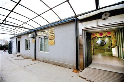 2月25日，北京石景山醫(yī)院，太平間旁的一間辦公室外掛有“八寶山殯儀館石景山醫(yī)院服務(wù)站”的牌子。本版攝影/新京報(bào)記者 王叔坤