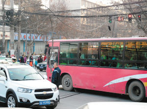 一個多小時，除了短暫的休息，郭師傅一直在車流中舉著木棍 圖片由市民孫先生提供
