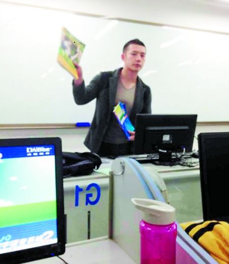 讓甘麟翰爆紅的，就是這張商學(xué)院大一學(xué)生在課堂上拍攝的照片。