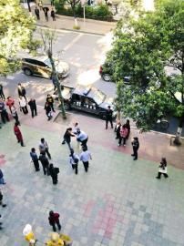 市民提供給賀偉的事發(fā)時雙方?jīng)_突照片。