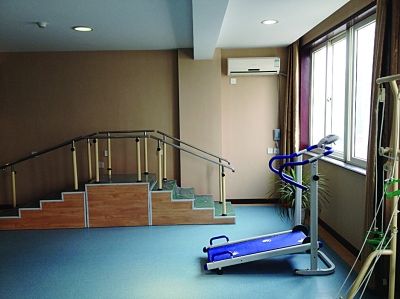  中心里健身設(shè)施一應(yīng)俱全。