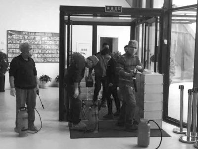 相關(guān)人員正在對園區(qū)消毒。讀者供圖