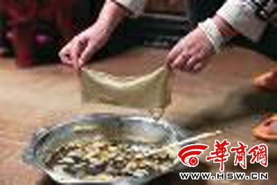 　　昨日，店方讓顧客觀看該火鍋制作時的監(jiān)控錄像本組圖片由本報記者黃利健攝