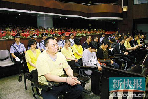 ■蔣洪偉(左一)等二十幾名被告被指控犯集資詐騙罪,昨日集體過堂?！　?鄭朝暉/攝