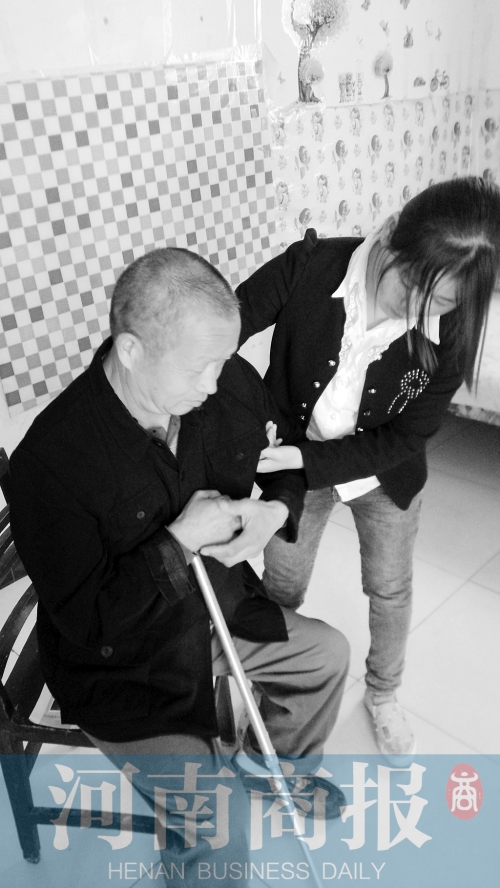 為了方便照顧爸爸，曾現(xiàn)春在學校旁邊租了一間房子