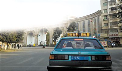 前天傍晚，石柱縣城內(nèi)，譚師傅開著“我被打劫，請報警”的出租車載客，市民看到后紛紛報警。網(wǎng)絡截圖