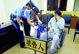 被告人李萬(wàn)勇因病吸氧受審。首席攝影記者 吳寧/攝