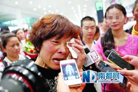 昨日，被拐25年的翁女士(粉紅色衣服者)與生母在深圳機(jī)場見面。