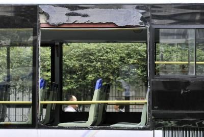 75路公交車車窗玻璃被砸碎。