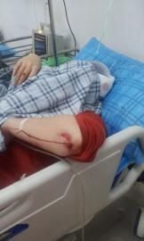 砸窗當事人胡女士在醫(yī)院接受治療。