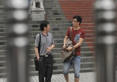 駱嘉文的父親一直陪同。