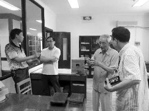 捐贈現場,周爺爺正在給專家介紹他的寶貝