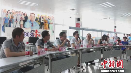 　招聘會(huì)現(xiàn)場(chǎng)，用人單位老板一字排開(kāi)，與求職者面對(duì)面交流　李超慶　攝