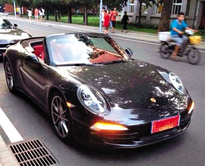 近日，一組“北體大畢業(yè)典禮豪車云集堪比車展”組圖在網(wǎng)絡(luò)爆紅。網(wǎng)絡(luò)截圖