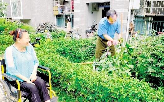 帥氣退伍兵娶殘疾女孩 辭掉公職照料23年成佳話 帥氣退伍兵娶殘疾女孩 辭掉公職照料23年成佳話