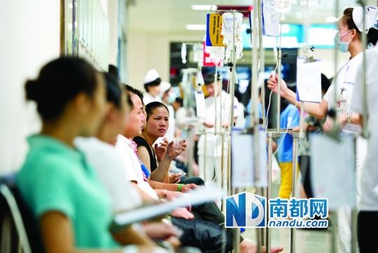 醫(yī)院走道坐滿了打吊針的員工。