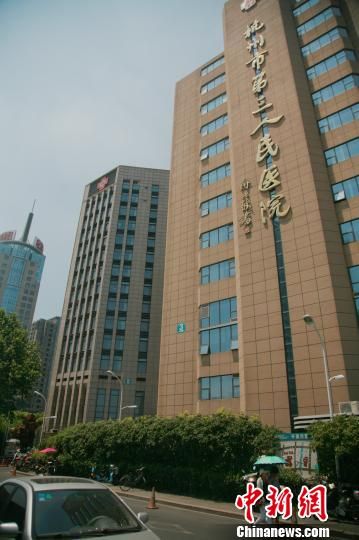 事發(fā)的醫(yī)院門口。 李晨韻 攝