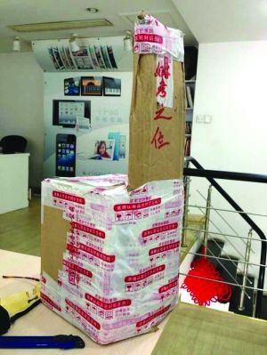 男子網(wǎng)購(gòu)電風(fēng)扇 包裝盒現(xiàn)“亡母亡父靈位” 男子網(wǎng)購(gòu)電風(fēng)扇 包裝盒現(xiàn)“亡母亡父靈位”