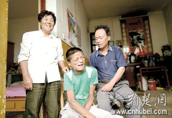 夫婦撿破爛種地為生 撫養(yǎng)患病棄嬰31年 夫婦撿破爛種地為生 撫養(yǎng)患病棄嬰31年