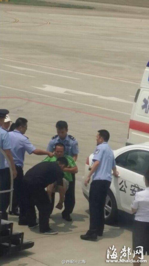 福建機(jī)場(chǎng)航班臨起飛 疑似精神病男子被抬下飛機(jī)